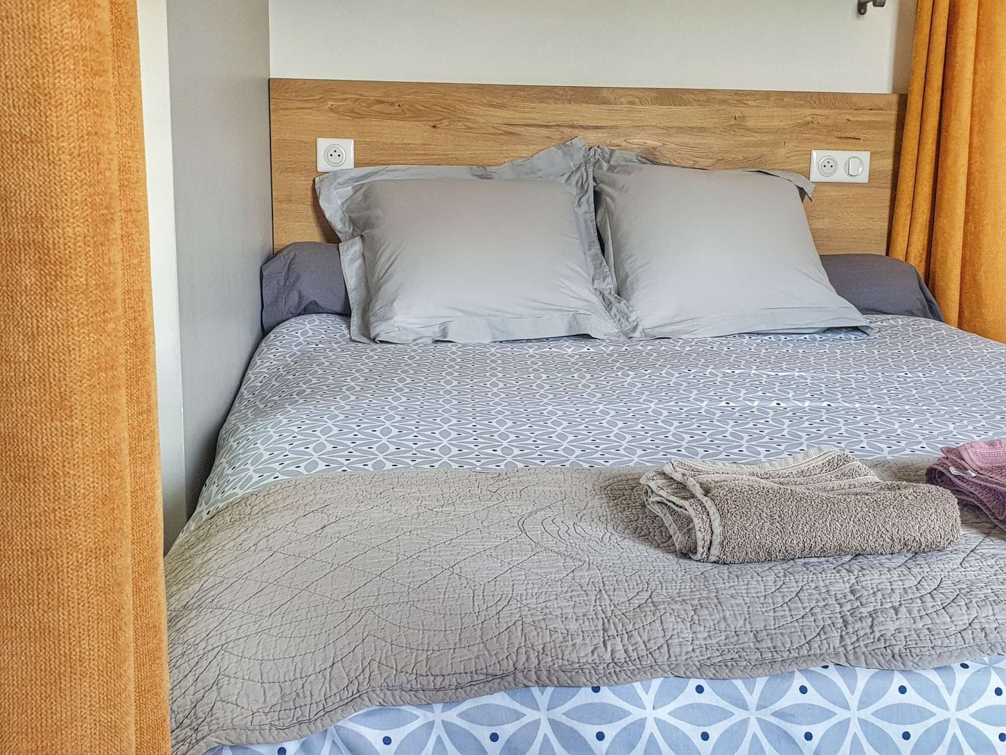 1 多间卧室、办公桌、WiFi、床单