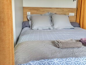 1 bedroom, desk, WiFi, bed sheets