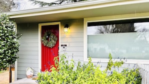 A house with a red door, a wreath, and a mailbox. - Great location for visiting the NW. Comfortable 5 bedroom home. (Portland)