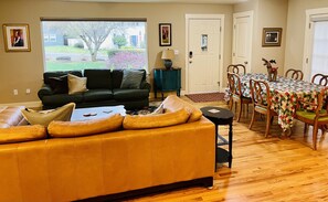 Smart TV, libros, videoteca y monitor de computadora 