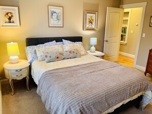 5 slaapkamers, een bureau, een strijkplank/strijkijzer, reisbedje