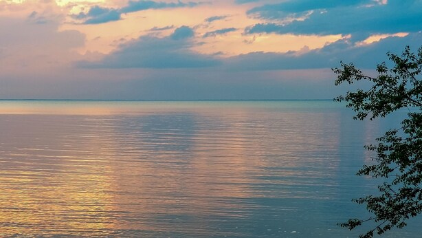 Una masa de agua tranquila que refleja el cielo.