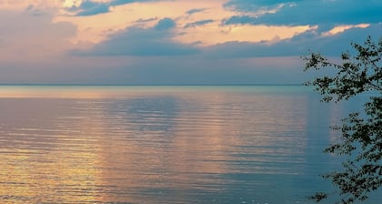 Acogedora casa de nueva construcción a 35 pies de la bahía con impresionantes puestas de sol