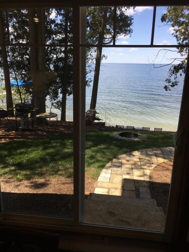 Gemütliches neu erbautes Haus, 35 Meter von der Bucht entfernt, mit atemberaubenden Sonnenuntergängen