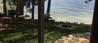 Hyggeligt nybygget hjem 35 meter fra bugten med fantastiske solnedgange