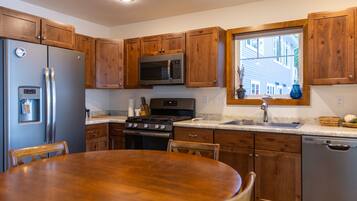 Full-sized fridge, microwave, oven, stovetop