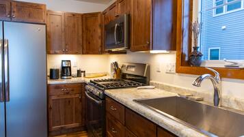 Full-size fridge, microwave, oven, stovetop