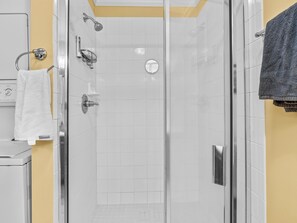 Hair dryer, towels, soap, shampoo - Downtown Condo - Only Condo Facing Main Street (Helen)