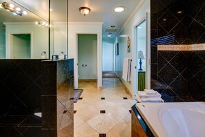 Badewanne, Whirlpool, Haartrockner, Handtücher