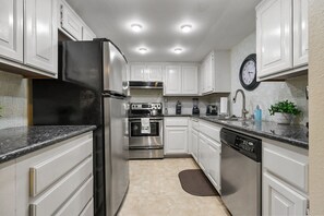 冷蔵庫、電子レンジ、オーブン、コンロ