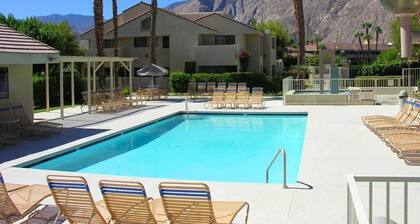 DOWNTOWN PALM SPRINGS POOLSIDE LOWER CONDO STEPS TO CASINO