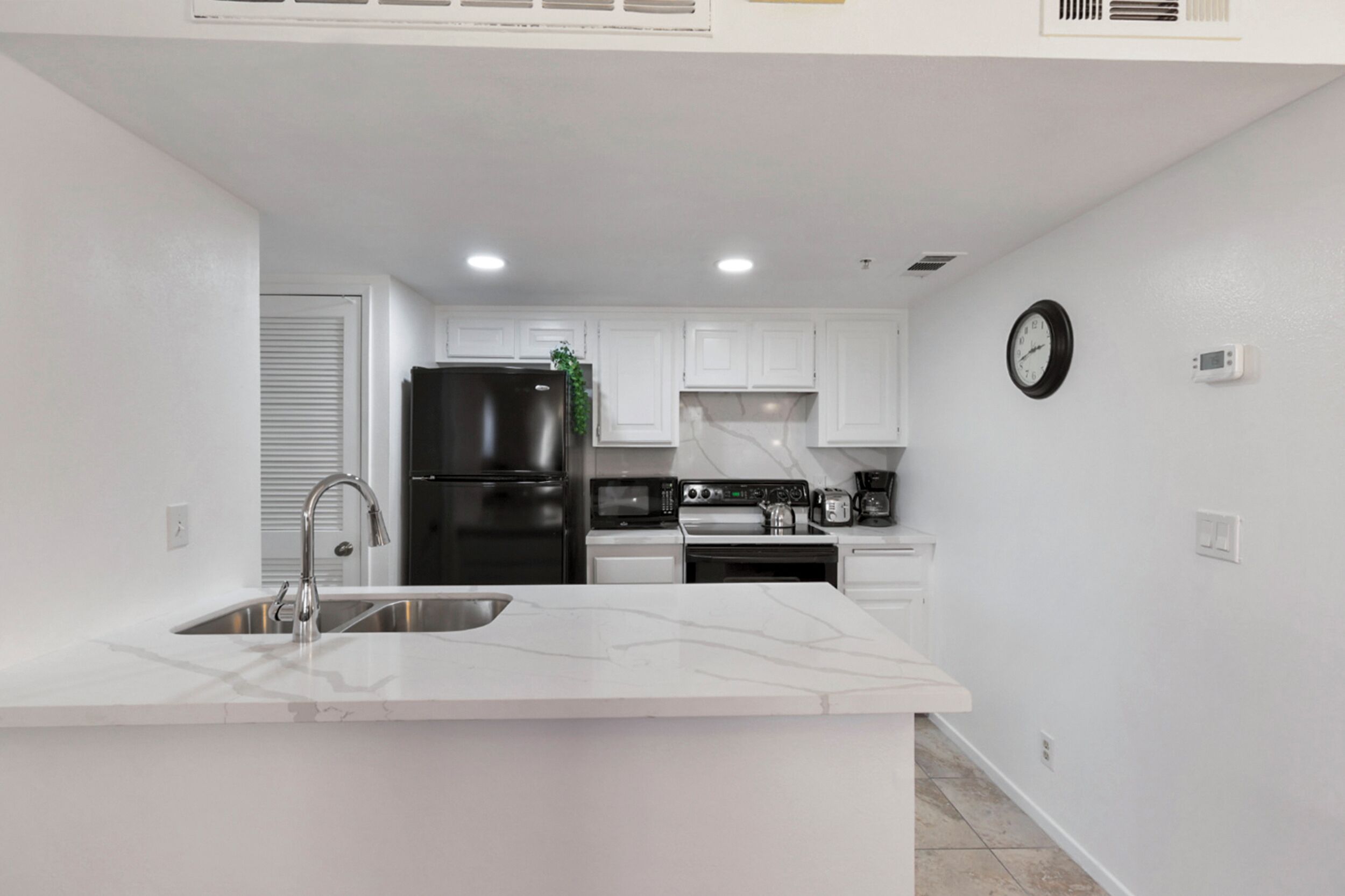 Coffee/tea maker, fridge, microwave, oven