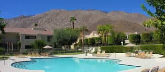 DOWNTOWN PALM SPRINGS POOLSIDE LOWER CONDO STEPS TO CASINO