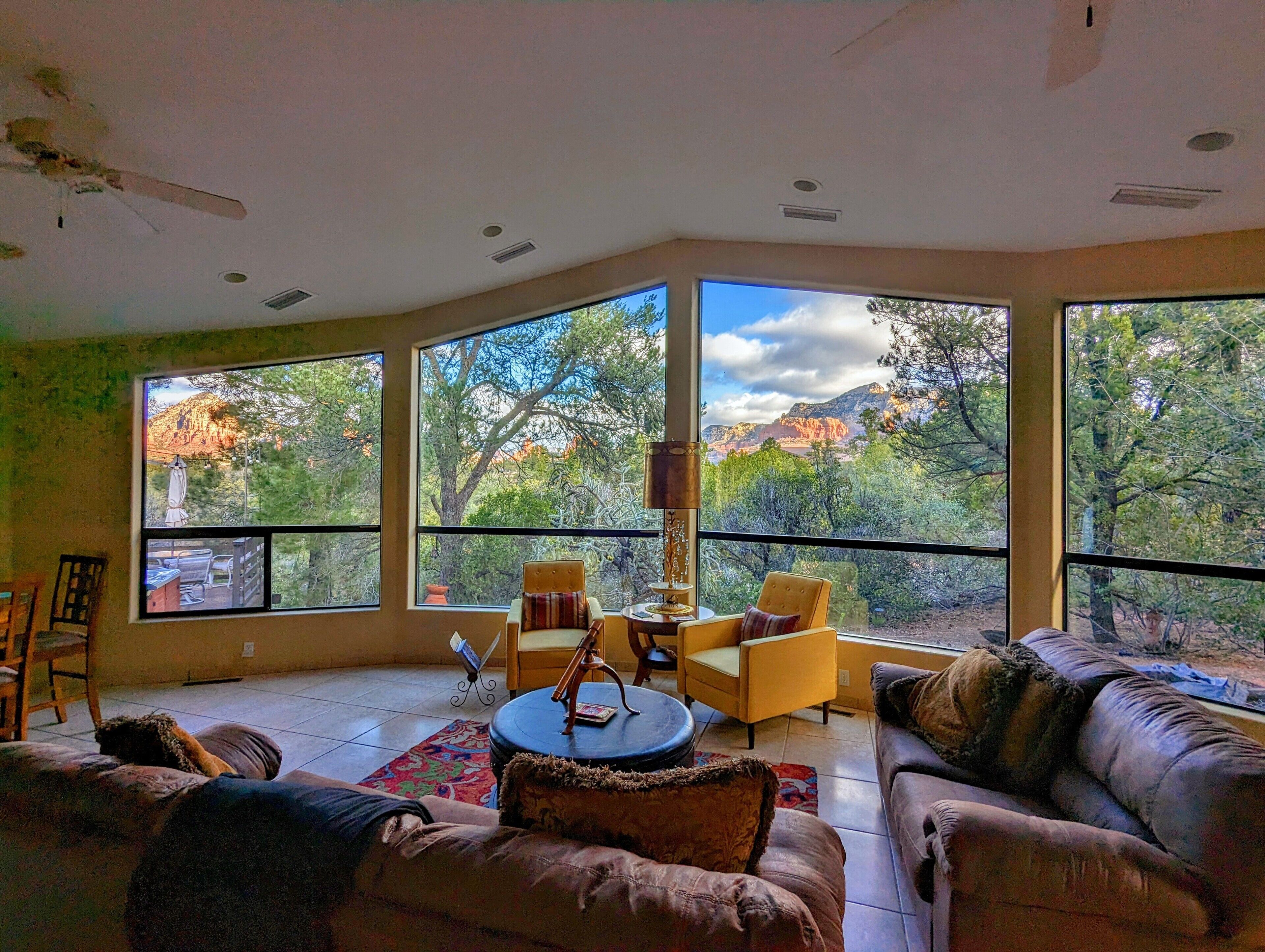 TV connectée, cheminée, jeux vidéo, lecteur de DVD