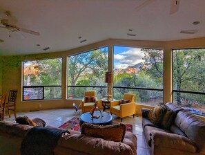 تلفزيون ذكي، مدفأة، ألعاب فيديو، مشغل دي في دي