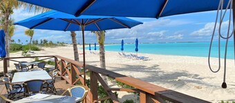 Luxurious Bahama Beachfront.  Golf cart, Superbox and high speed internet!