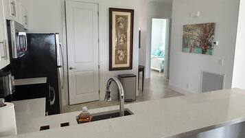 Réfrigérateur, micro-ondes, four, plaque de cuisson