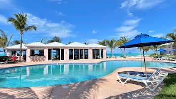 Una piscina al aire libre, una piscina climatizada
