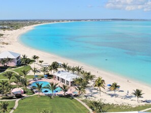 Plage, chaises longues, serviettes de plage