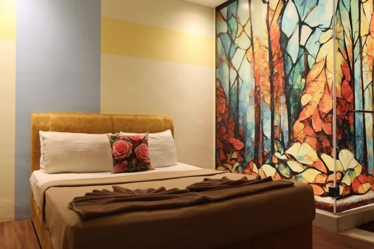 Escritorio, wifi gratis y ropa de cama 