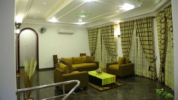 Flat-screen TV, fireplace - Royal Marine Inn (Colombo)