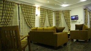 Flat-screen TV, fireplace - Royal Marine Inn (Colombo)