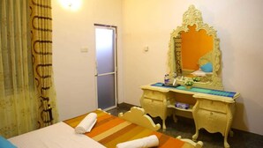 Economy Room | Egyptian cotton sheets, premium bedding, laptop workspace, soundproofing - Royal Marine Inn (Colombo)