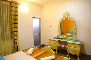 Economy Room - Royal Marine Inn (Colombo)