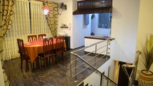 Flat-screen TV, fireplace - Royal Marine Inn (Colombo)