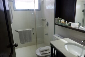 Chuveiro, produtos de toalete grátis, chinelos, toalhas de banho