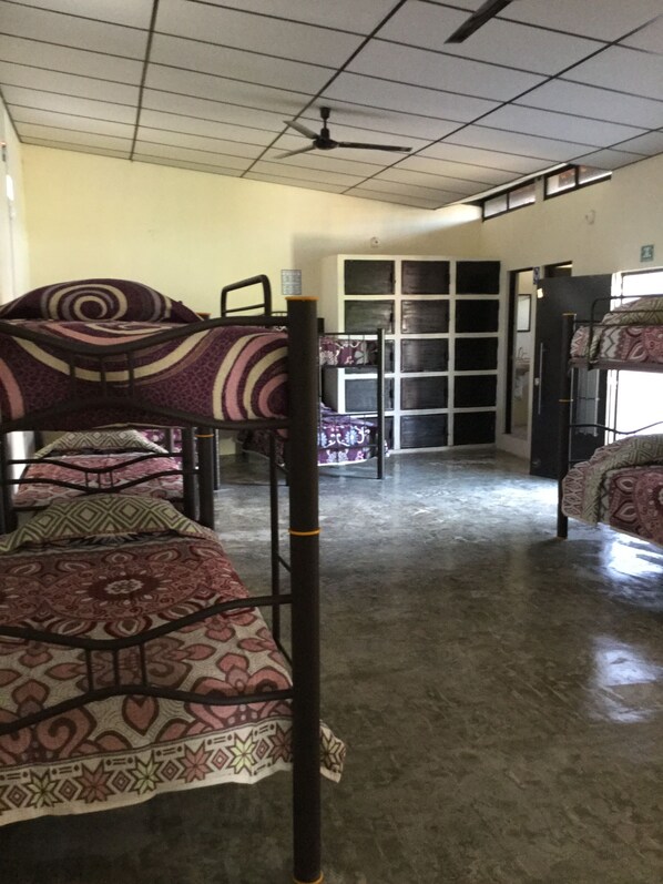 Gemeinsamer Basic-Schlafsaal, Nur Frauen