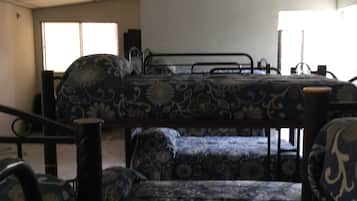 Dormitorio compartido básico, dormitorio mixto, para no fumadores, vista a la montaña | Vista desde la habitación