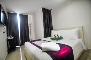 Phòng đôi Deluxe, 1 giường cỡ queen | Bàn, màn/rèm cản sáng, bàn ủi/dụng cụ ủi quần áo