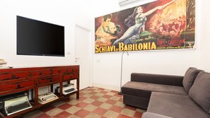 Een 24-cm flatscreentelevisie met digitale zenders en televisie