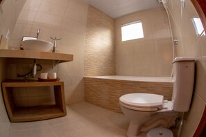 Chuveiro/banheira combinados, banheira de hidromassagem, bidê 