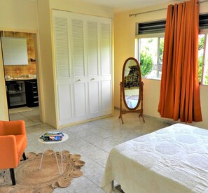 2 habitaciones, tabla de planchar con plancha, wifi y ropa de cama