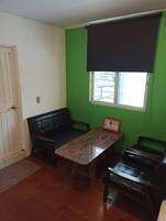 Family Room (8 people) | Desk, blackout drapes, soundproofing, free WiFi