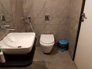 Shower, free toiletries, towels