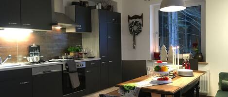Fridge, oven, stovetop, dishwasher