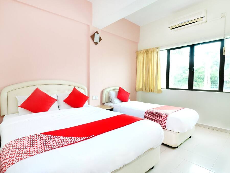 Superior Triple Room | Desk, free WiFi, bed sheets