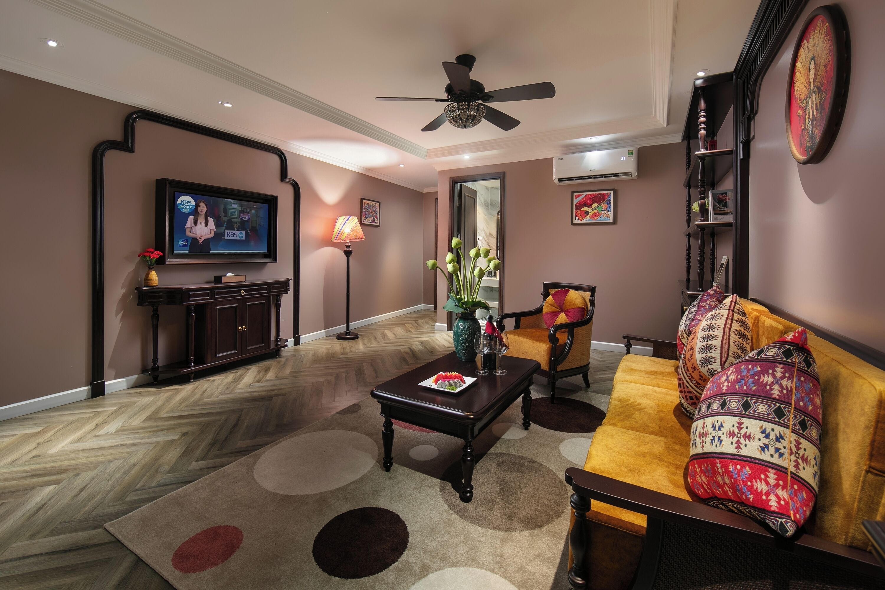 royal suite | living area | 40-inch flat-screen tv with cable channels, tv
