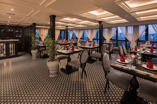 Breakfast, lunch, dinner served; local and international cuisine