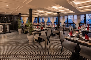 Frühstück, Mittagessen, Abendessen, lokale und internationale Küche