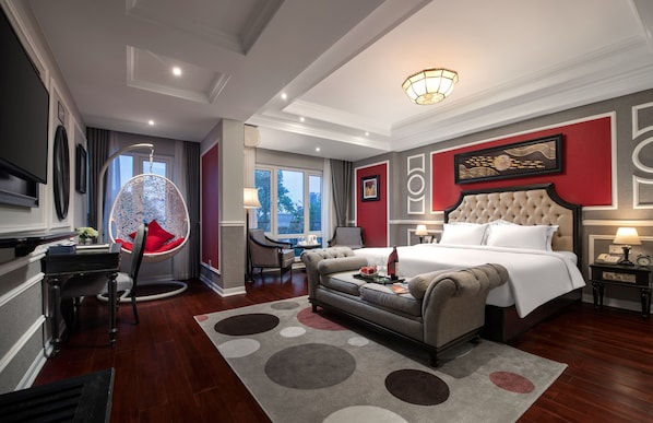 Minibar, Zimmersafe, Schreibtisch, Verdunkelungsvorhänge