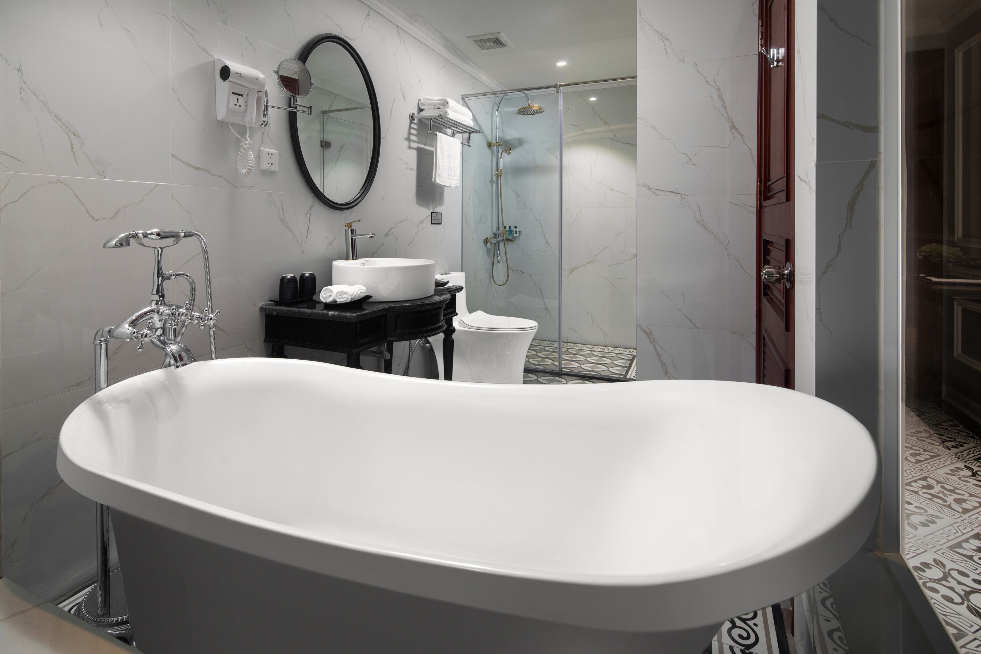 executive suite | bathroom | free toiletries, hair dryer, bathrobes, slippers
