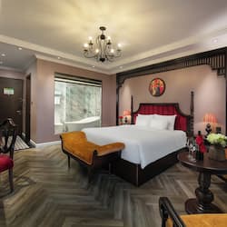 Suite Premier | Bagno | Set di cortesia gratuito, asciugacapelli, accappatoio, pantofole
