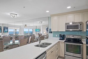 Fridge, microwave, oven, stovetop - ***DIRECT GULF VIEWS**FREE UMBRELLA SERVICE**PET FRIENDLY**UPSCALE CONDO** (Miramar Beach)