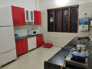 Fridge, microwave, oven, stovetop - 5 Acre 3BHK FarmStay @Karjat (Bhilvale)