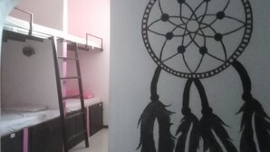Dortoir partagé, mixte (Bed in 8-bed) | Bureau, accès au Wi-Fi (inclus)