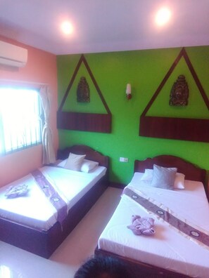 Desk, free WiFi - Latinos Hostel (Siem Reap)